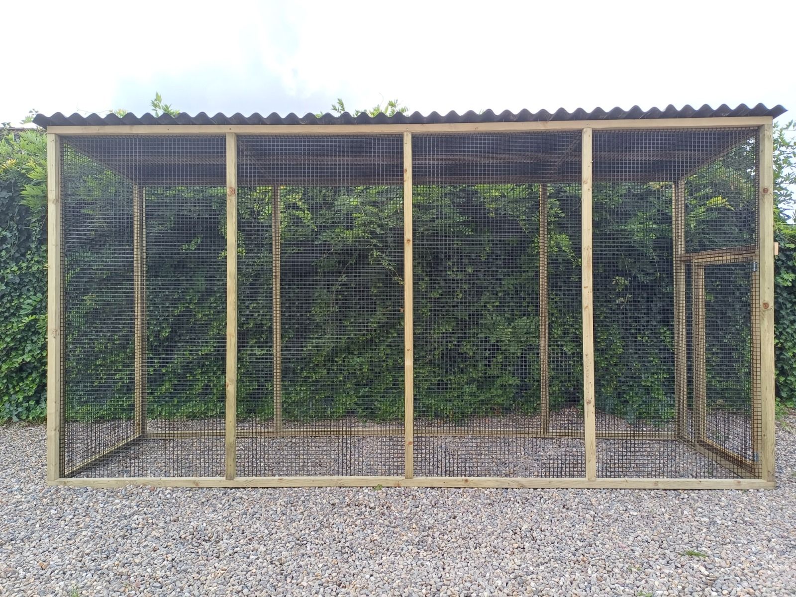 Handgemaakte volière met dakpanelen 400x112cm 