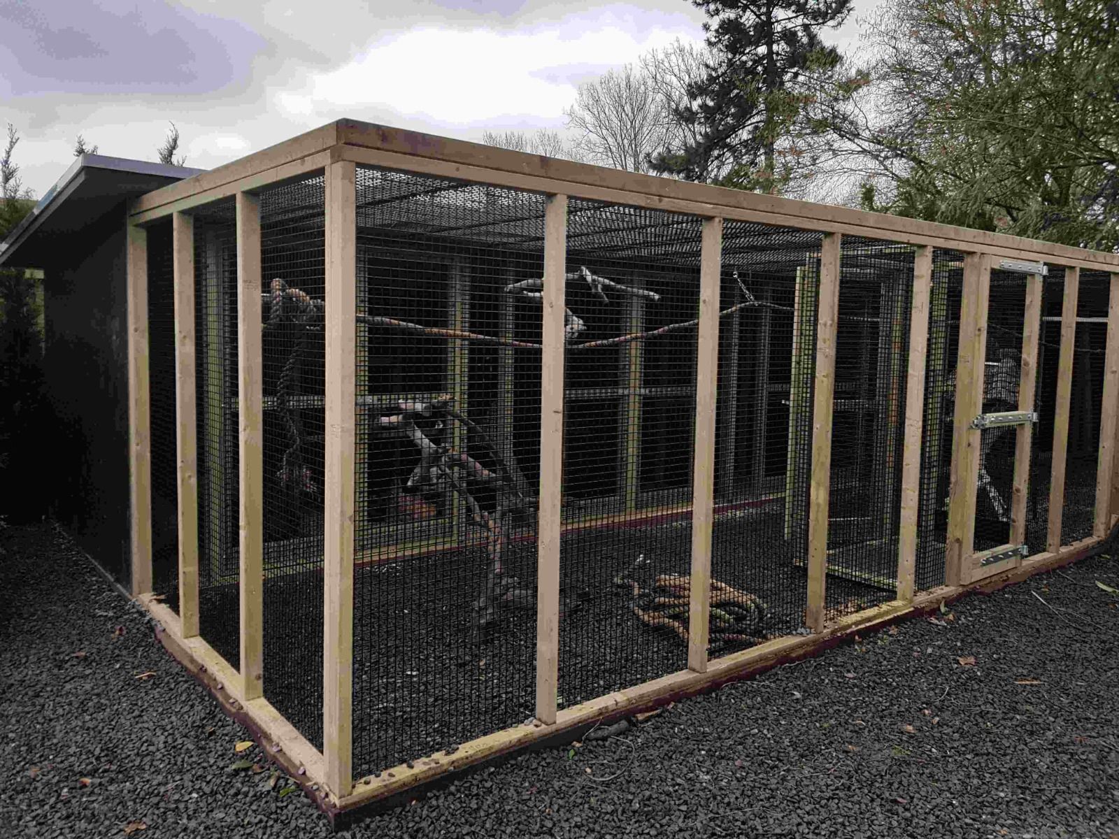 Groot dierenverblijf voor meerdere diersoorten