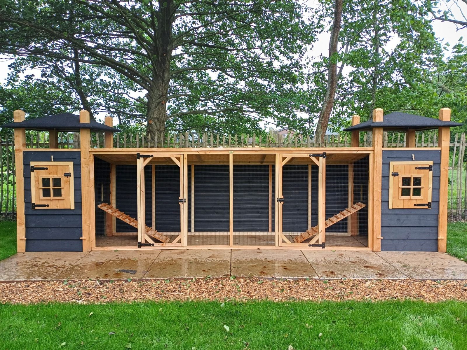 Kippenhok Hooiberg M dubbel nachthok met ren zwart Douglas