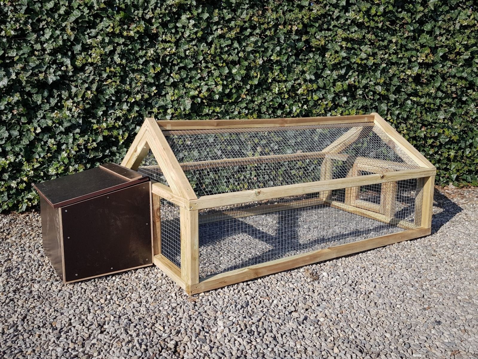 Konijnenren met betonplex nachthok